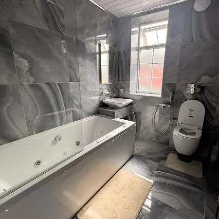 Cozy 2 Bedroom House, Sleeps 6 * Leeds (West Yorkshire)