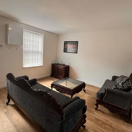 Cozy 2 Bedroom House, Sleeps 6 *