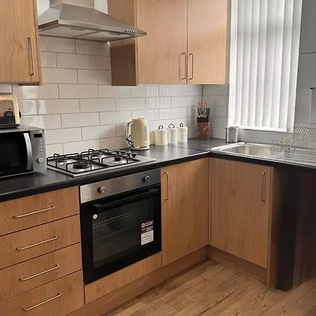 Cozy 2 Bedroom House, Sleeps 6 Apartment *