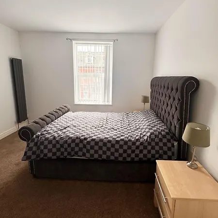 Cozy 2 Bedroom House, Sleeps 6 *