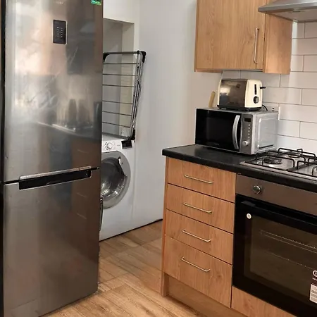Cozy 2 Bedroom House, Sleeps 6 * Leeds (West Yorkshire)