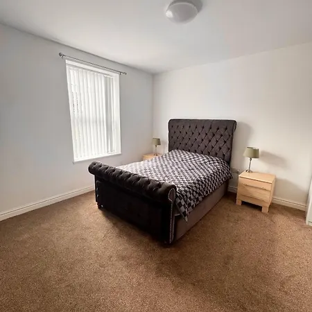 Cozy 2 Bedroom House, Sleeps 6 Apartment