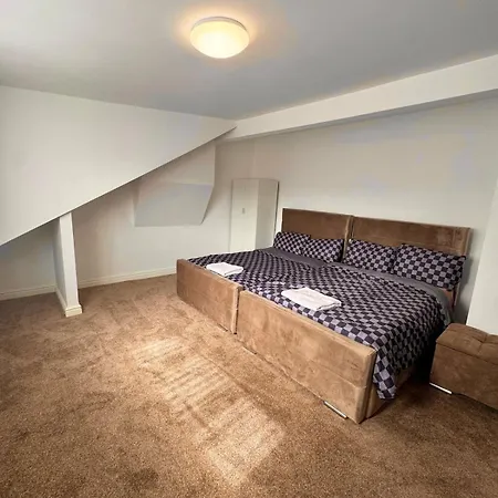 Cozy 2 Bedroom House, Sleeps 6 Apartment *
