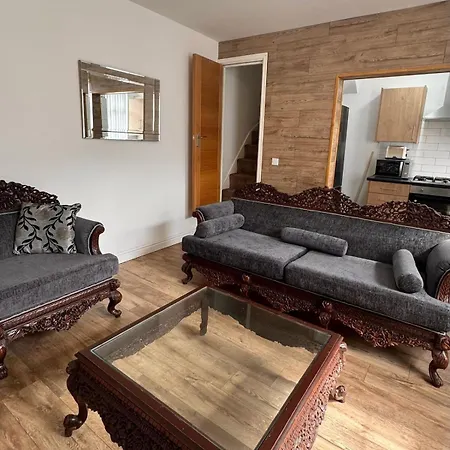 Cozy 2 Bedroom House, Sleeps 6 Leeds (West Yorkshire)