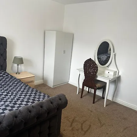Apartment Cozy 2 Bedroom House, Sleeps 6 *