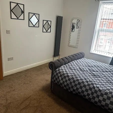 Cozy 2 Bedroom House, Sleeps 6 *
